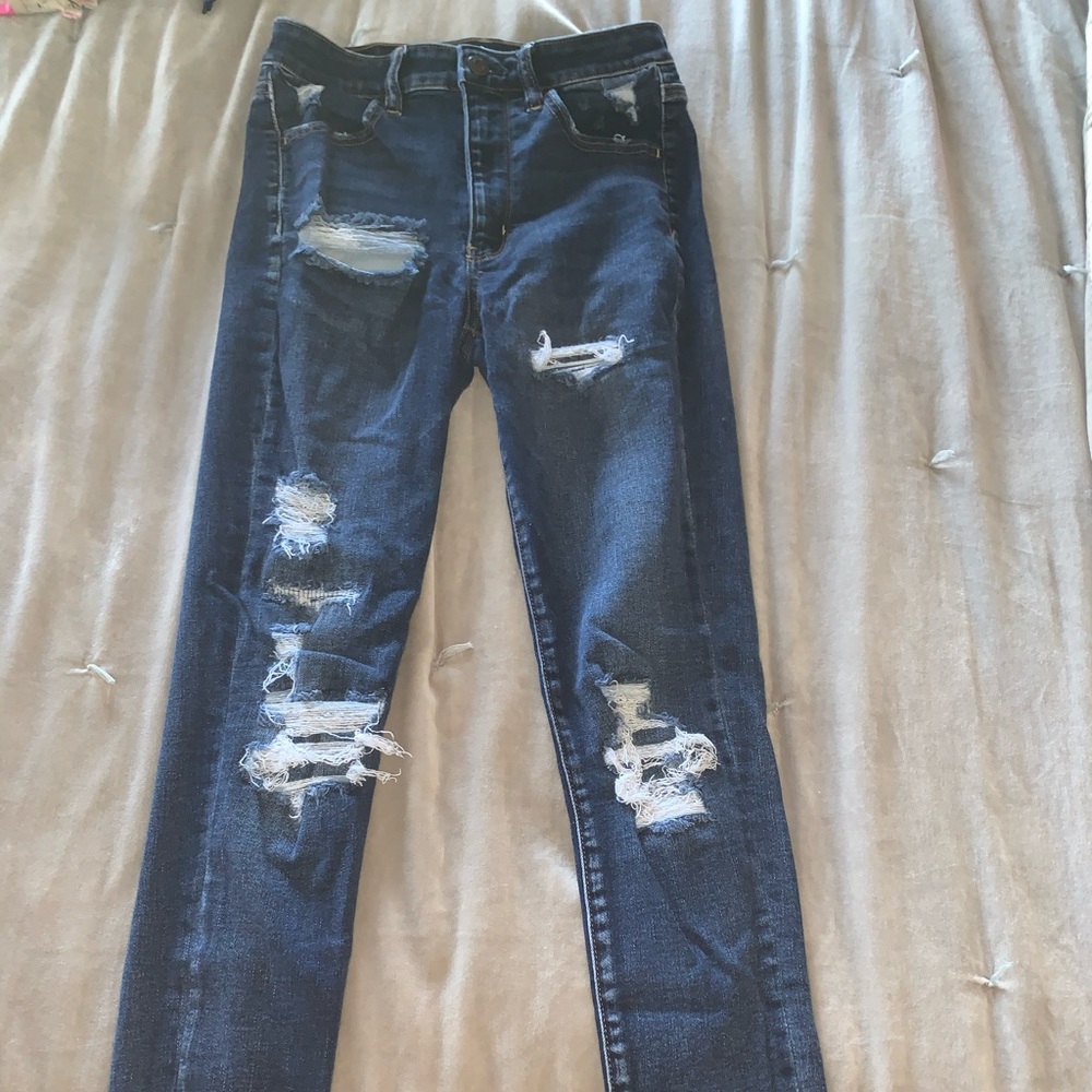 Woman’s American eagle outfitters distressed jeans